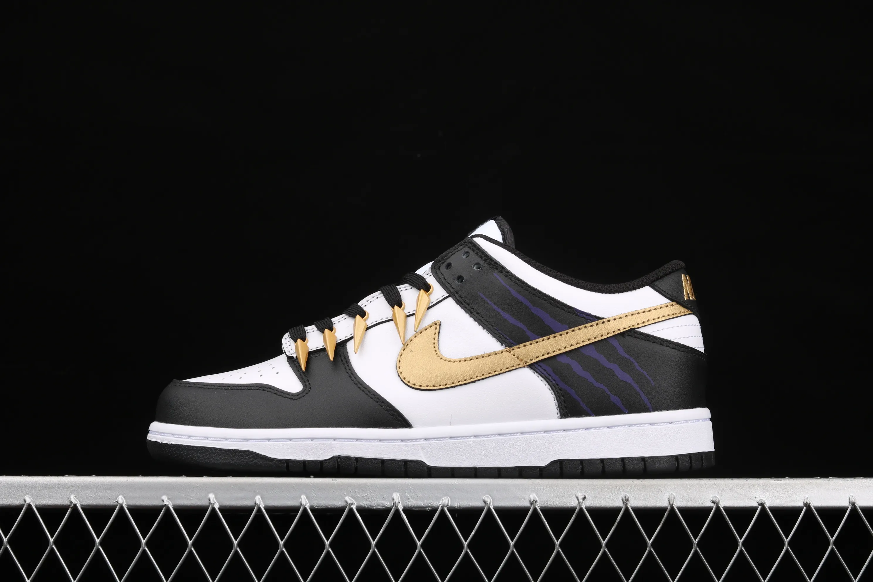 All Categories Nk SB Dunk Series Nk SB Dunk Low Low-top Sneakers J Version Nk Dunk Low SB Dunk Series Black and White Gold Hook Low-top Casual Sports Skateboard Shoes DD1503-101